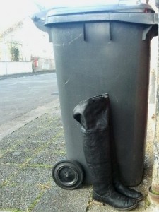 Müll1114 298.jpg (121.19 KiB) 7827 mal betrachtet Da unsere Mülltonne schon voll am Straßenrand zur Abfuhr bereit stand, konnte Martina ihre ausrangierten Stiefel nicht einfach auch noch zum übrigen Dreck stopfen und so stellte sie ihre "Todeskandidaten" neben die Mülltonne.