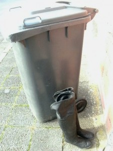 Müll1114 300.jpg (133.08 KiB) 7456 mal betrachtet Von Anfang an habe ich die "Chance", dass sich ein Orangener Engel erbarmt und die vorschriftswidrig abgestellten Stiefel mit zum Müllauto per Hand mitnimmt als gering betrachtet. Eine Stunde später war unsere Mülltonne geleert und die Stiefel wurden sogar von der Müllabfuhr "verschmäht". Ich habe die dann in deren Kellerraum zurückgestellt wo sie immer noch stehen. Grins!