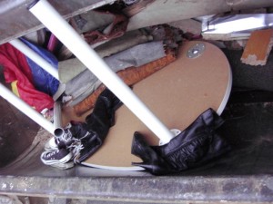 Müll1011 007.jpg (96.65 KiB) 14573 mal betrachtet Endlich brachen die störenden Tischbeine der Reihe nach ab und der ganze Abfall konnte nun ungehemmt in die Müllschüttung rutschen.