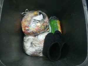 Anja hat auch das eine Paar UGGs aus dem Anhänger schon entsorgt.