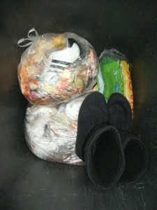 Alle Schuhe hygienisch verpackt und ordentlich hingestellt.