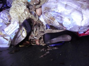 Ein surrealer Anblick, aber dennoch alltäglich: Schöne Schuhe im Hausmüll.