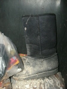 Ein klein wenig bäumen sich die Müll-UGGs nochmal auf unter dem ersten Müllbeutel.