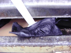 Müll1011 008.jpg (74.65 KiB) 14465 mal betrachtet Für den einen Stiefel, der sich am Tischbeinrohr verheddert hatte, sah es richtig übel aus, als das Pressschild sich näherte.