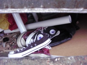 Müll1011 009.jpg (82.75 KiB) 15350 mal betrachtet Die Chucks lagen tief in der Müllschüttung.
