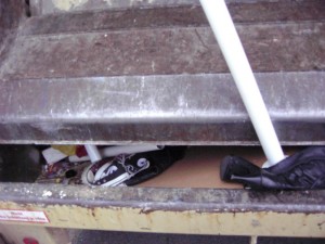 Müll1011 010.jpg (88 KiB) 15350 mal betrachtet Gleich würde es für die alten Lieblinge der jungen Frau zappenduster werden.