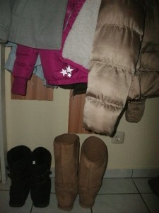 Laura hat sie gerade &quot;frei&quot; gegeben, aber noch stehen die ausrangierten UGGs an der Garderobe.