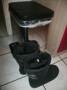Mit einem schnellen Handgriff stellte Anja schonmal die eben gerade von Laura ausrangierten UGGs in die Küche neben den Mülleimer, das sie eh gleich Küchenarbeit zu erledigen hatte.