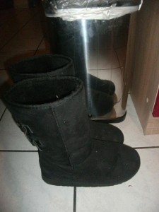 Gute Frage: Sind diese alten UGGs nun noch als Stiefel zu betrachten oder steht da schon Abfall neben dem Mülleimer? Was meint ihr?!?