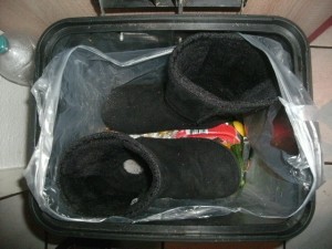 Praktisch der neue Küchenmülleimer: Genug Platz, um sogar klobige UGGs einfach reinzustellen und nicht mehr reinstopfen zu müssen.