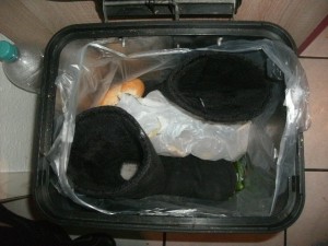 Anja war zufrieden, denn endlich war der ganze stinkende Dreck aus dem Kühlschrank und an der Garderobe weg.