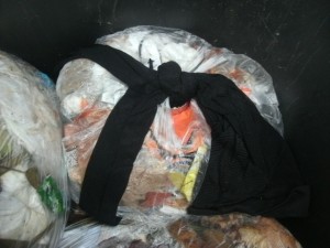 Die Müll-Strumpfhose labbert nun auf dem schon zusammengesackten Müllbeutel herum; - wg. dem Müllgewicht aber auch wg. einsetzendem Verrottungsprozess. Jedenfalls stinkt es demnach.