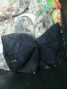 Wenn man bedenkt, dass diese UGGs noch ins Pressmüllauto müssten und dann auf der Mülldeponie vom Verdichter in den Schlamm gewalzt würden; - Vernichtung total!