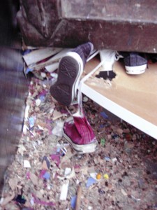 Es sah so aus, als würden die kaputten Chucks zur Mülldeponie laufen wollen. Unten die Presssplitter.