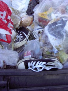 Das ist die Hinterseite des Müllcontainers. Normalerweise hätte ich die Chucks gar nicht mehr gesehen!