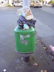 Müll1011 184.jpg (291.23 KiB) 10073 mal betrachtet Eine typische Straßenszenerie in einer deutschen Großstadt.