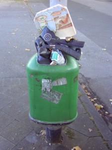 Müll1011 185.jpg (284.7 KiB) 10072 mal betrachtet Die Trägerin kannte keine Gnade! Hauptsache weg mit den müffelnden Stiefeletten.
