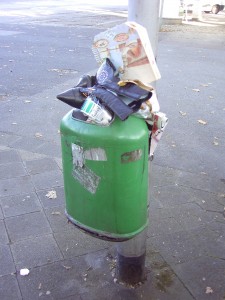 Müll1011 189.jpg (755.2 KiB) 9561 mal betrachtet Herzlos: Nicht einmal ein pietätvolles Ende wurde den schönen Stiefeletten bereitet. Auf dem Land oder im Vorort wären sie wenigstens in einem sorgsam verknoteten Müllbeutel gelandet und dann in eine verschlosse Restmülltonne. Doch hier müssen sie auf offener Straße sterben.