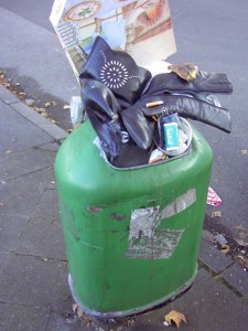 Müll1011 190.jpg (805.7 KiB) 10072 mal betrachtet Die eine Stiefelette ohne mit der Wimper zu zucken brutal mit den Spitzen voran in den Dreck gestopft.