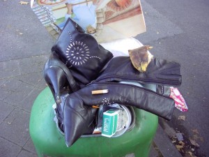 Müll1011 191.jpg (128.93 KiB) 10066 mal betrachtet Zigarettenkippen, Bananenschalen und ein Pizzakarton wurden ohne weitere Beachtung der geilen Stiefeletten draufgeworfen.