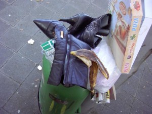 Müll1011 192.jpg (112.27 KiB) 9258 mal betrachtet Auf dem Land würden diese geilen Stiefeletten noch Beachtung finden, doch in der Stadt dreht sich niemand mehr nach denen um!