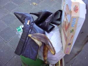 Müll1011 193.jpg (115.27 KiB) 10065 mal betrachtet Normaler alltäglicher Großstadtmüll.