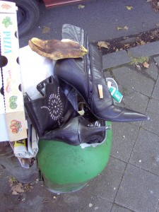Müll1011 194.jpg (827.67 KiB) 10066 mal betrachtet Die Leute von der Stadtreinigung werden fluchen über den Aufwand den sie treiben müssen, um den überquellenden Abfallkorb zu leeren.