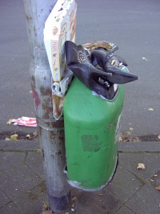 Müll1011 197.jpg (810.55 KiB) 10066 mal betrachtet Eigentlich darf man die Stiefeletten vor dem Eintreffen der Stadtreinigung gar nicht mehr aus dem Abfallkorb rausziehen, weil sonst sofort der Pizzakarton herunter fallen würde. Sozusagen eine "Endnutzung".