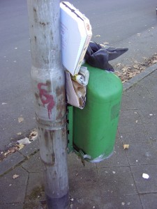 Müll1011 198.jpg (252.95 KiB) 10066 mal betrachtet Nachmittags werden dann nochmals die Abfallkörbe geleert und dann bereiten die Orangenen Engel den armen Stiefeletten endlich ein würdiges Ende.