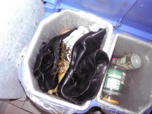 Ich habe, weil zufällig in deren Wohnung dann sie müllreifen Stiefeletten &quot;ordentlich&quot; weggeschmissen. d. h. mit aller Kraft in den Dreck gestopft.