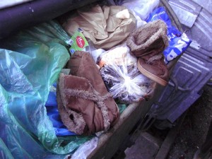 Die süßen superkuschelweichen und herrlich geil ausgelatschten Girly-Winterstiefelchen habe ich natürlich sofort gerettet. Bevor ich mit denen was &quot;schmutziges&quot; anstellen konnte, hat sich die schon eine &quot;meiner Mädels zum Anziehen für diesen Winter geschnappt. Also auf &quot;Wiedervorlage&quot; in unserer Mülltonne!
