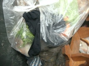 Für die müffelnde Strumpfhose ging das alte Jahr auch in der Mülltonne zuende.