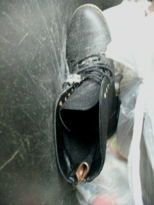 Für Lauras weggeschmissene Lieblingsstiefel wird's langsam aber sicher &quot;eng&quot;. Grins!