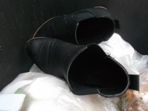 Vermutlich ein Grund, warum Martina diese fertigen Stiefeletten mit zur Mülltonne genommen hat: Die müffelten ganz &quot;schön&quot; nach Käsefüßen. Puuh!