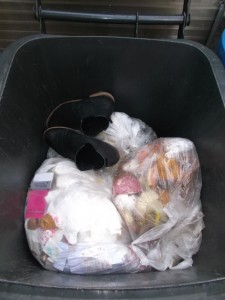 Mit Schwung in die Mülltonne geschmissen, bevor sie zur Arbeit fuhr.