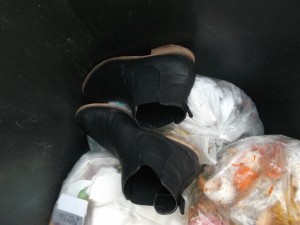 Auch nach meiner Meinung &quot;gehörten&quot; diese Stiefeletten in den Müll!