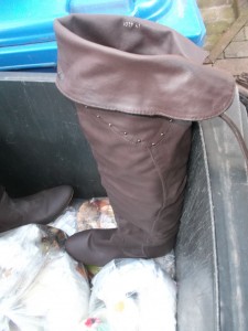 Anstatt mit einem Abrissbagger bei einem Gebäude, werden diese hohen Stiefel durch fette Müllbeutel und Einstampfen &quot;niedergelegt&quot;.