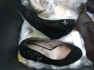 Abgestöckelt, ausgelatscht und vollgeschwitzt - solch fertige Pumps gehören echt nicht mehr ins Schuhregal, sondern in die Restmülltonne!