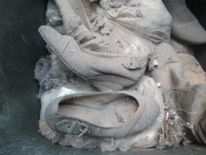Der Staub verdeckt, wie peinlich ausgelatscht schon diese Keilabsatzpumps sind!