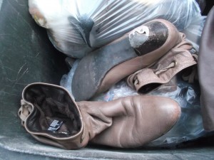 Genauer betrachtet, hätten diese Stiefeletten schon einige Monate auf der Müllkippe liegen &quot;müssen&quot;!
