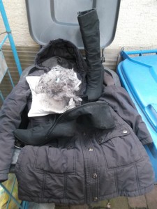 Endlich hatte Martina das Gesuchte im Staubsaugerbeutel gefunden und der konnte weg!