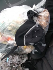 Ich war mir gar nicht sicher, von wem die BHs stammten: Anja, Jessica oder Laura? Egal, denn jetzt gehörten sie (rechtlich gesehen) unserer Hausgemeinschaft und sollten sie nicht gerettet werden, den Orangenen Engeln!