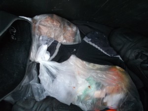 Die Stollen krallen sich in den armen BH und der ausgeleierte Stoff spannt sich noch ein letztes Mal.