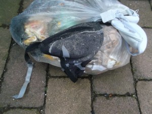 Kaum noch vorstellbar, dass diese Dreckslumpen noch vor kurzem die schönsten Rundungen einer Frau umschmeichelten!