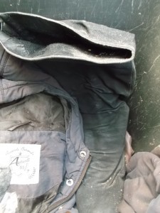 Der eingestampfte Stiefel zeigte noch die Form des draufliegenden Müllbeutels mit den BHs drin.