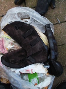 Wenn es auch um dieses Paar meiner Meinung nach zu schade war, aber alte Stiefel sind Restmüll - im Gegensatz zum Altglas!