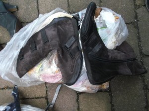 Kein Wunder, wenn Wildlederstiefel zum Küchendreck und Essensresten kommen!