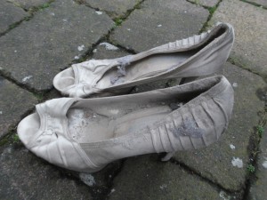 Diese Müll-Partyschuhe werden auf keinem festlichen Anlass mehr die Blicke auf sich ziehen.