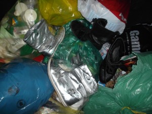 Müll0215 118.jpg (550.35 KiB) 9562 mal betrachtet In einem Müllcontainer, in welchem ich schon öfters geile Funde machen konnte und die auch hier gepostet habe, sah ich diese süßen Girlystiefelchen.