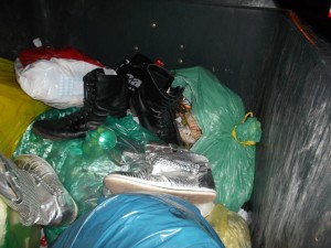 Müll0215 119.jpg (562.18 KiB) 9552 mal betrachtet Was für ein Glanz in diesem dreckigen Müllcontainer. Grins!